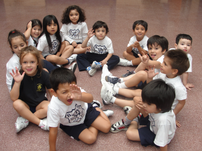 Alumnos en el hall del Junior